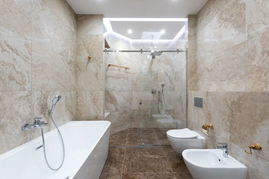 Attraktivna mlada žena čisti dnevni boravak brišući pod, obavljajući kućanske poslove. Vidi se lijep stan u loft stilu s modernim namještajem i zelenim biljkama.